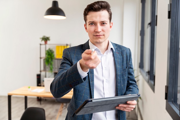 Free photo portrait of entrepreneur pointing