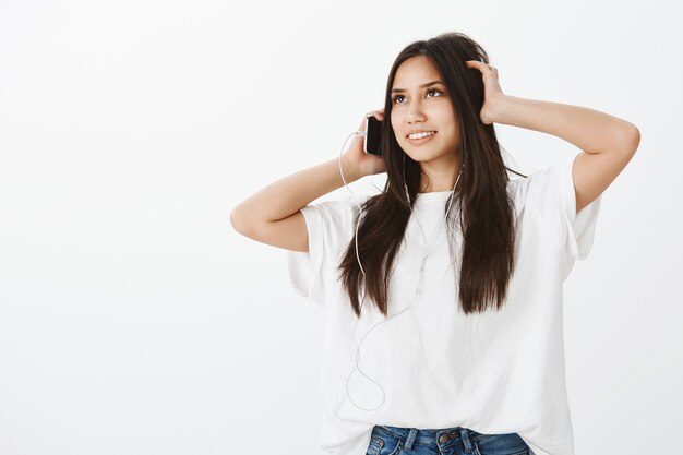 Free photo portrait of european girl with tanned skin and dark hair