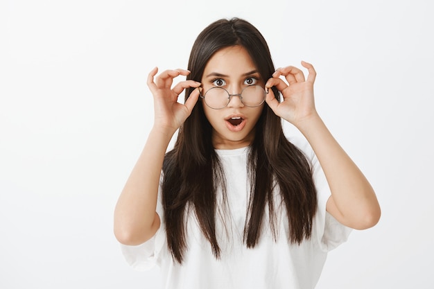 Foto gratuita ritratto di ragazza europea con pelle abbronzata e capelli scuri