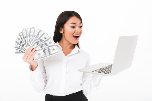 Free photo portrait of an excited asian businesswoman