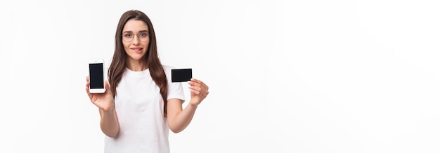 Free photo portrait of excited and tempting young woman likes shopping cant wait to use her new credit card in