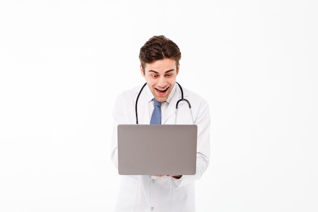 Free photo portrait of an excited young male doctor
