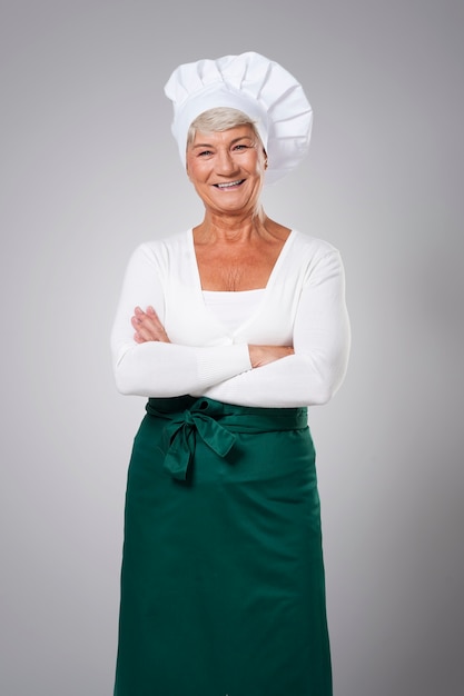 Free photo portrait of experienced female chef