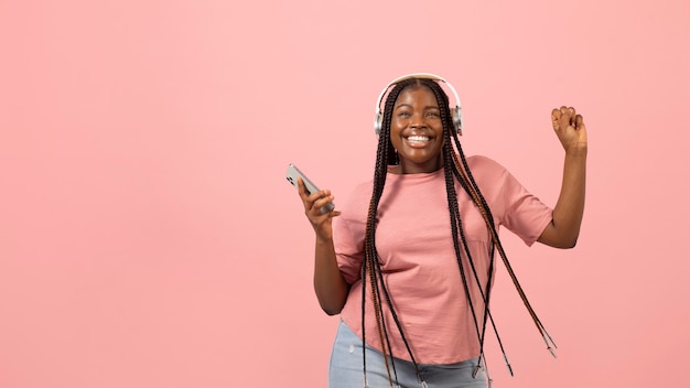 Free photo portrait of expressive african american woman listening to music