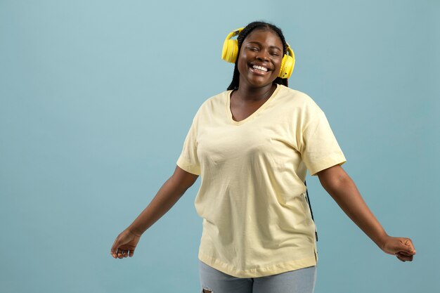 음악을 듣고 있는 표현력이 풍부한 아프리카계 미국인 여성의 초상화