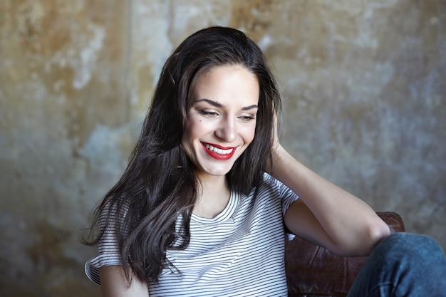 Free photo portrait of an expressive woman posing in the studio