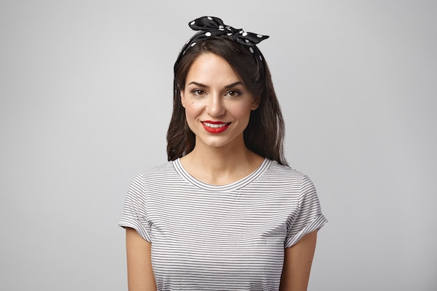 Free photo portrait of an expressive woman posing in the studio