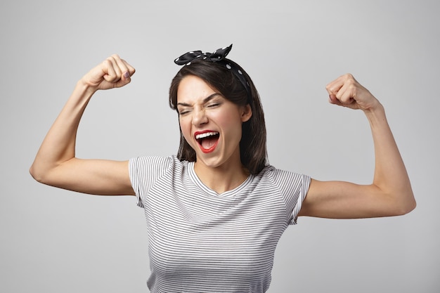 Foto gratuita ritratto di una donna espressiva in posa in studio