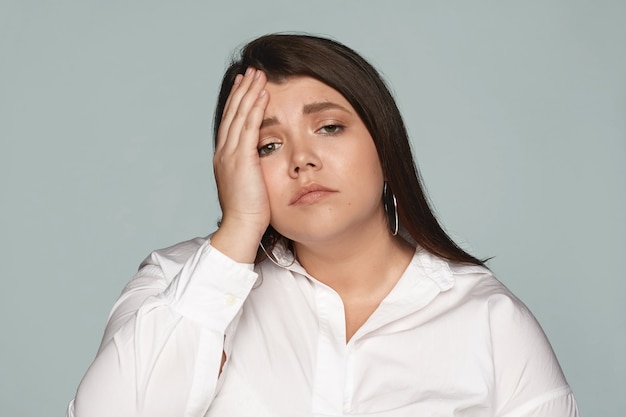 Free photo portrait of an expressive woman in the studio