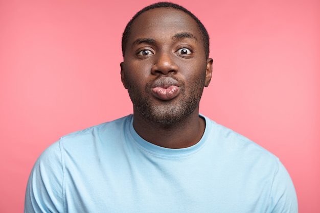 Free photo portrait of expressive young man