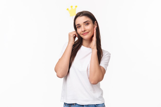 Ritratto espressivo giovane donna che indossa la corona Foto Gratuite