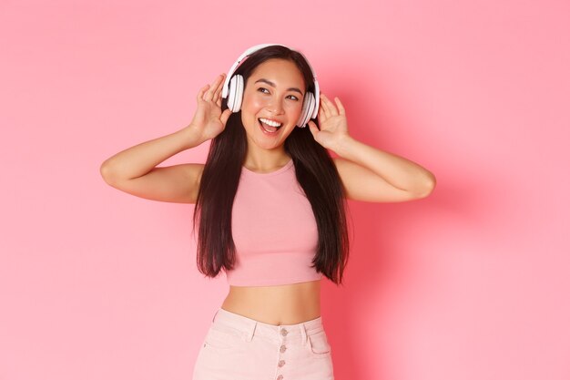 Free photo portrait expressive young woman with headphones listening music