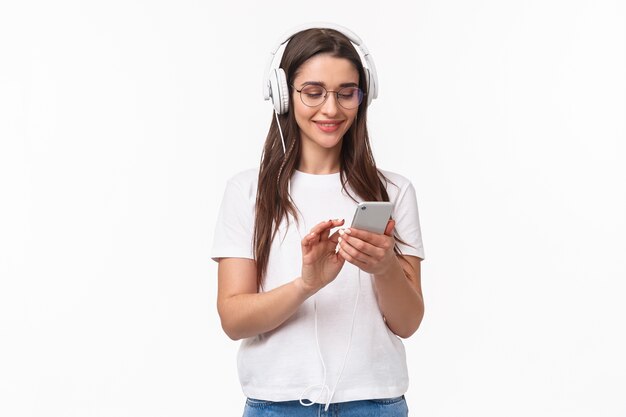 портрет выразительной молодой женщины с мобильной прослушивания музыки
