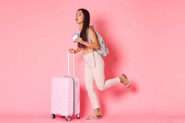 Портрет выразительной молодой женщины с чемоданом