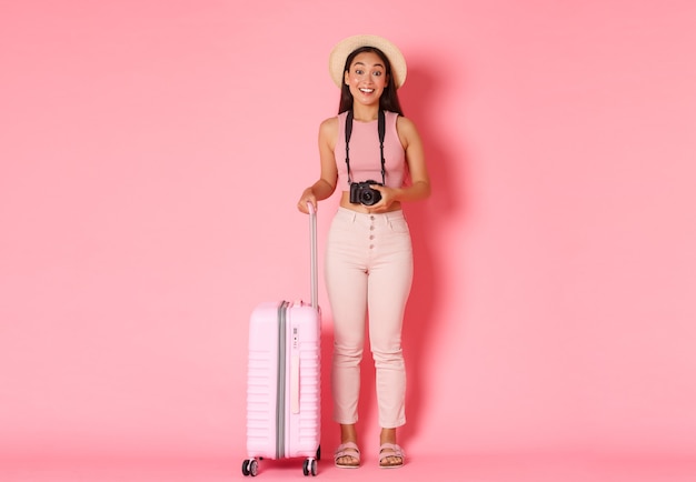 Портрет выразительной молодой женщины с чемоданом