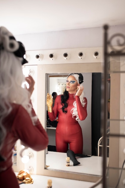 Foto gratuita ritratto di una favolosa drag queen che si prepara per un servizio fotografico