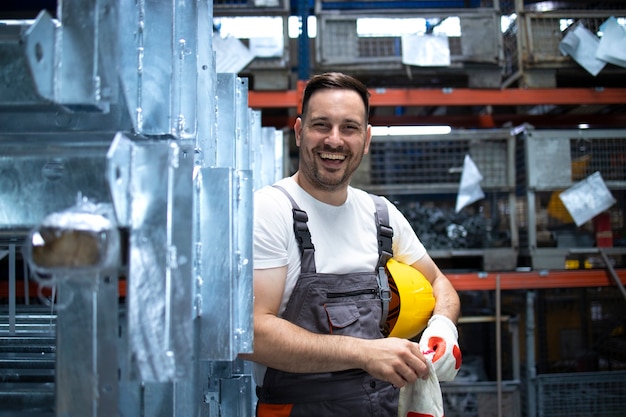 Ritratto di operaio di fabbrica in piedi nella sala di produzione in fabbrica