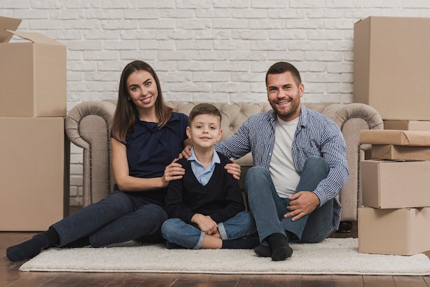 Foto gratuita ritratto di famiglia insieme a casa