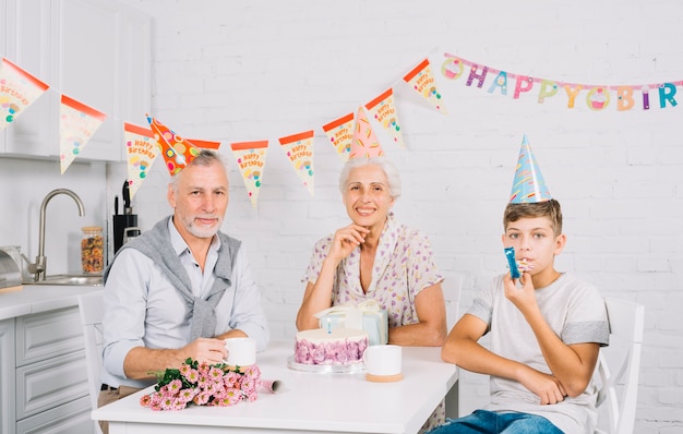 Ritratto di famiglia con torta di compleanno