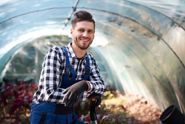 Free photo portrait of farmer with shovel