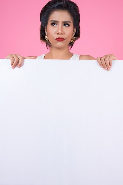 Free photo portrait of fashion woman displaying white banner