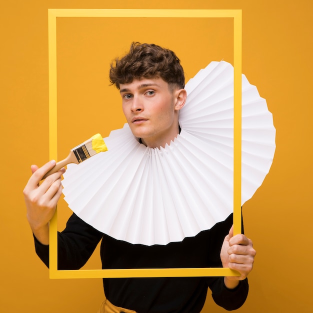 Free photo portrait of fashionable boy wearing a ruff