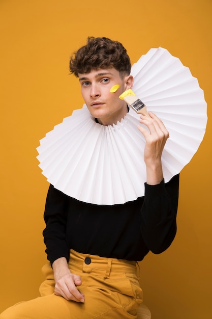 Free photo portrait of fashionable boy wearing a ruff