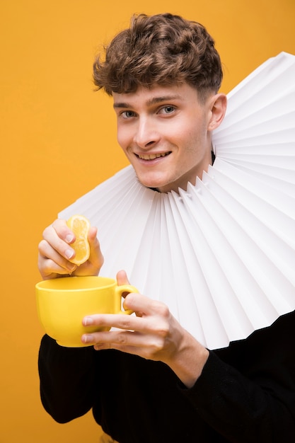 Free photo portrait of fashionable boy wearing a ruff