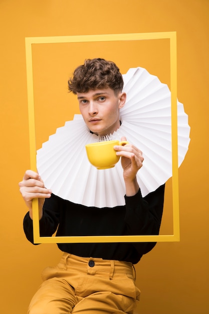 Free photo portrait of fashionable boy wearing a ruff