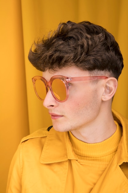 Free photo portrait of fashionable boy with sunglasses