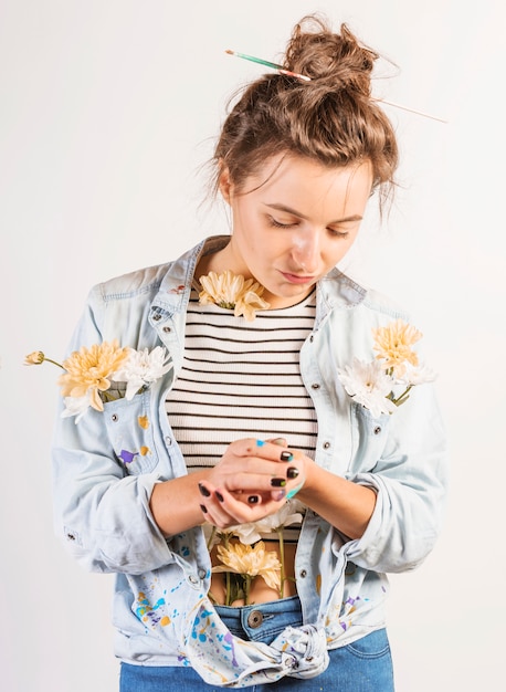 Foto gratuita ritratto di artista femminile