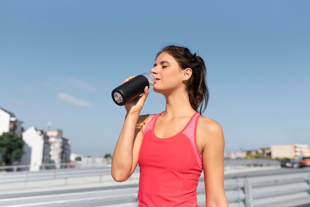 水を飲む女性アスリートの肖像画