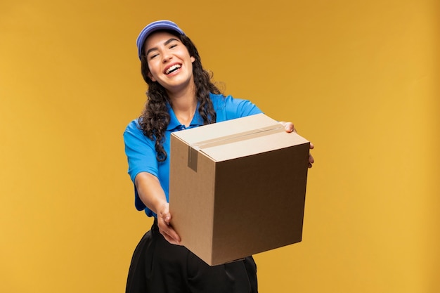 Free photo portrait of female deliverer holding parcel