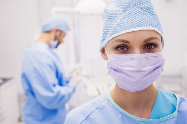 Портрет женский стоматолог в хирургической маске