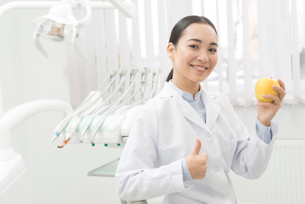 Free photo portrait of female dentist