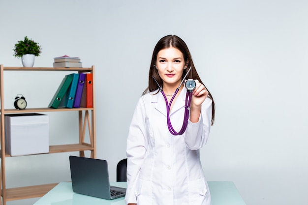 Free photo portrait of a female doctor at the hospital in office