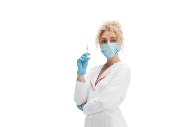 Портрет женщины-врача, медсестры или косметолога в белой форме и синих перчатках над белой.