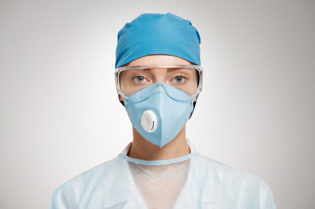 装置を身に着けている女性医師の肖像画