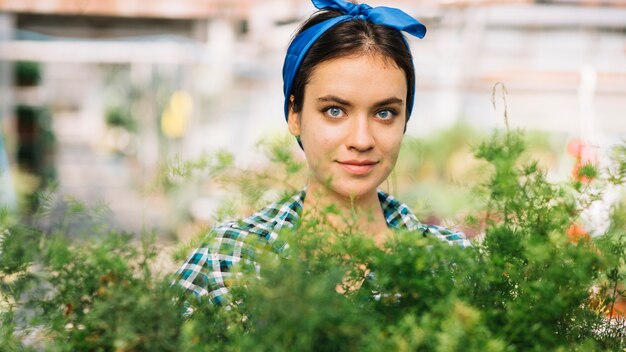온실에서 여성 정원사의 초상화