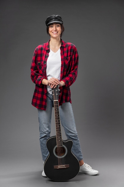 Free photo portrait female guitarist