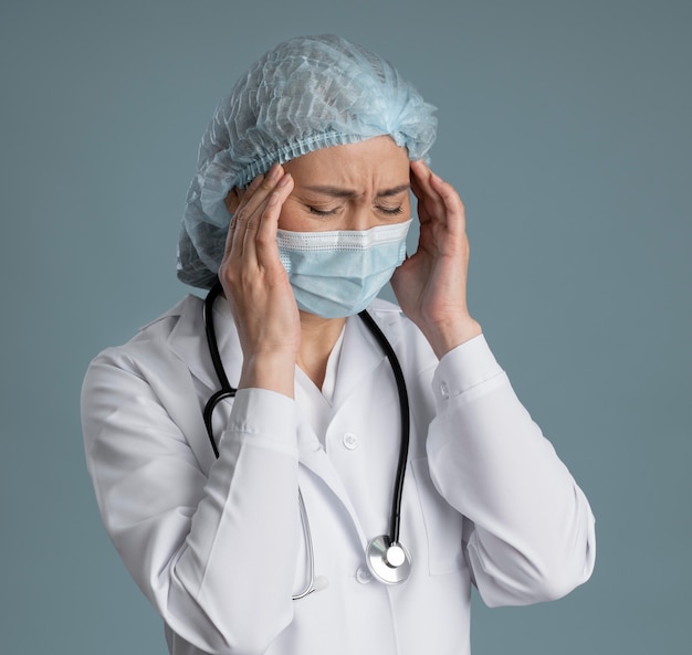 Free photo portrait of female health worker