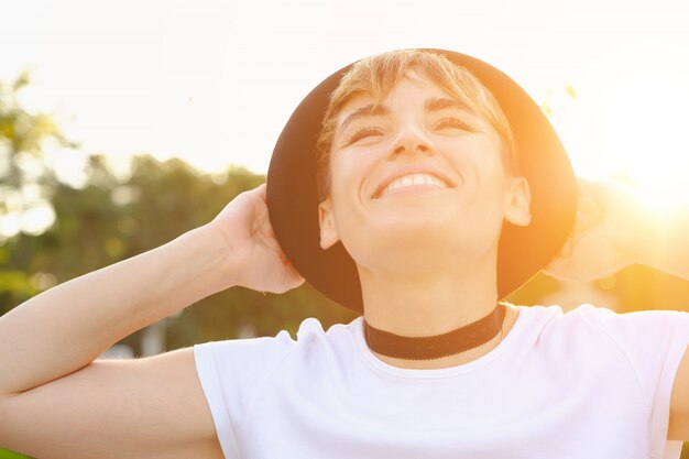 自然化粧と屋外の余暇を楽しむ短い髪型の女性ヒップスターの肖像画