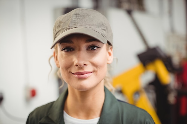 Free photo portrait of female mechanic in repair garage