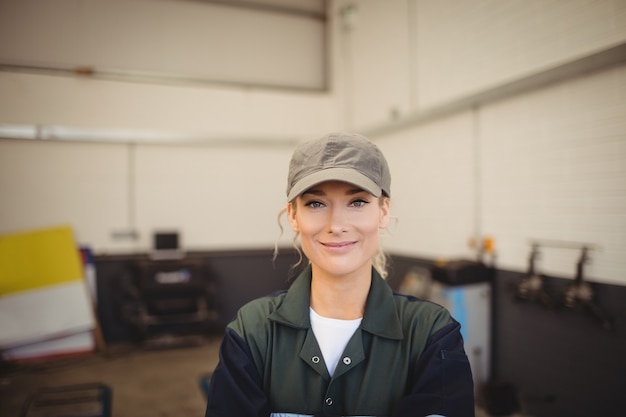 Foto gratuita ritratto di donna meccanico nel garage di riparazione