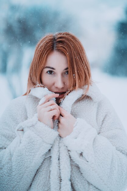 最初の雪の外の肖像女性モデル