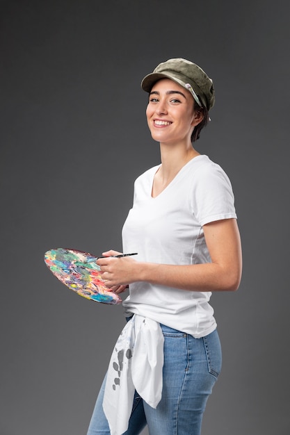 Free photo portrait female painter artisti