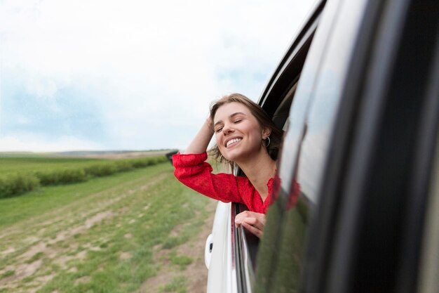 肖像画の女性の乗用車