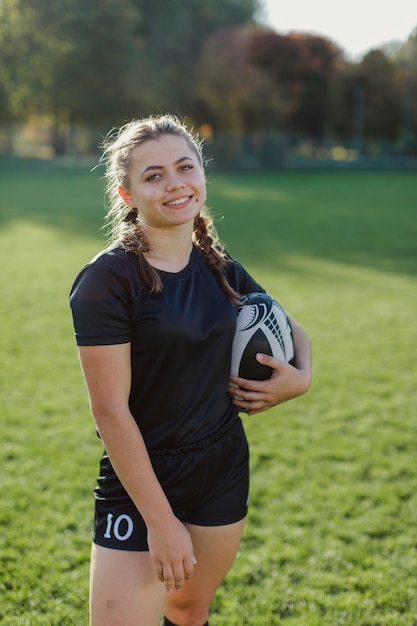 Foto gratuita ritratto del giocatore femminile di rugby