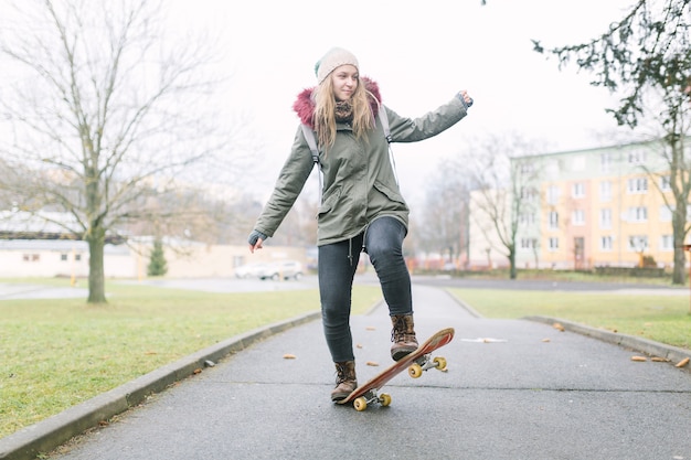 보도에 여성 스케이트 보더의 초상화