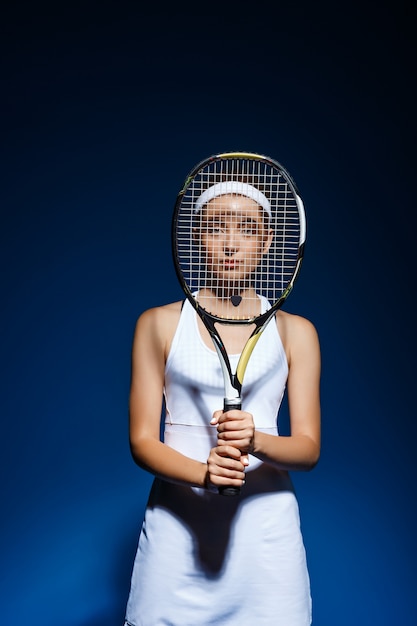 Foto gratuita ritratto del tennis femminile con la posa della racchetta